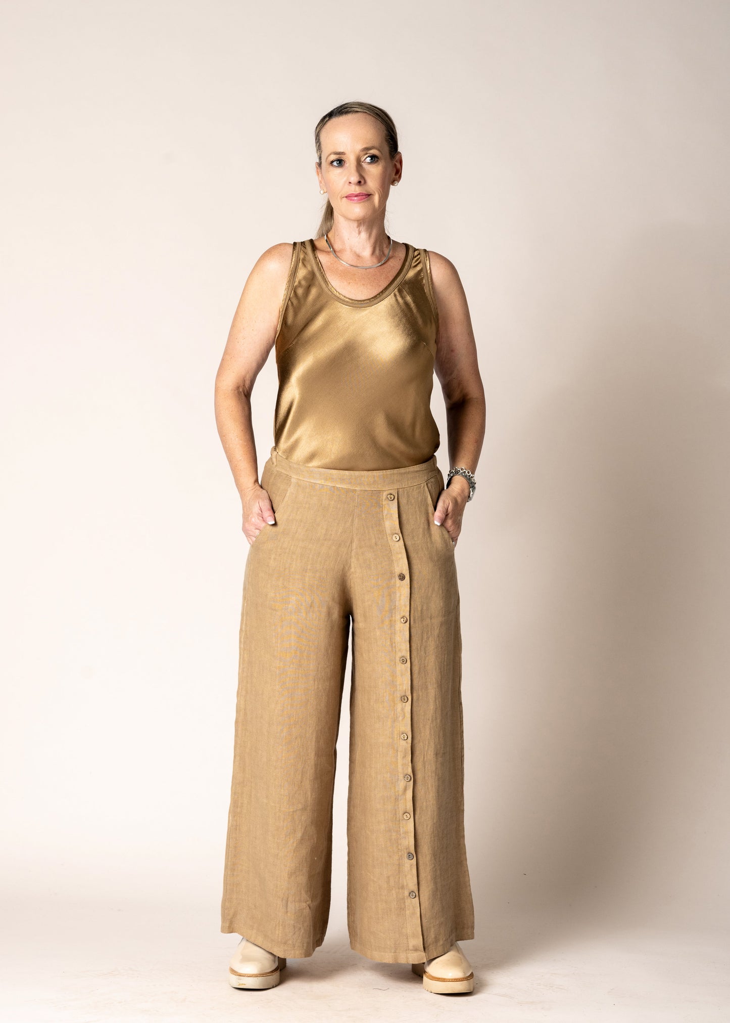Toyah Singlet in Desert