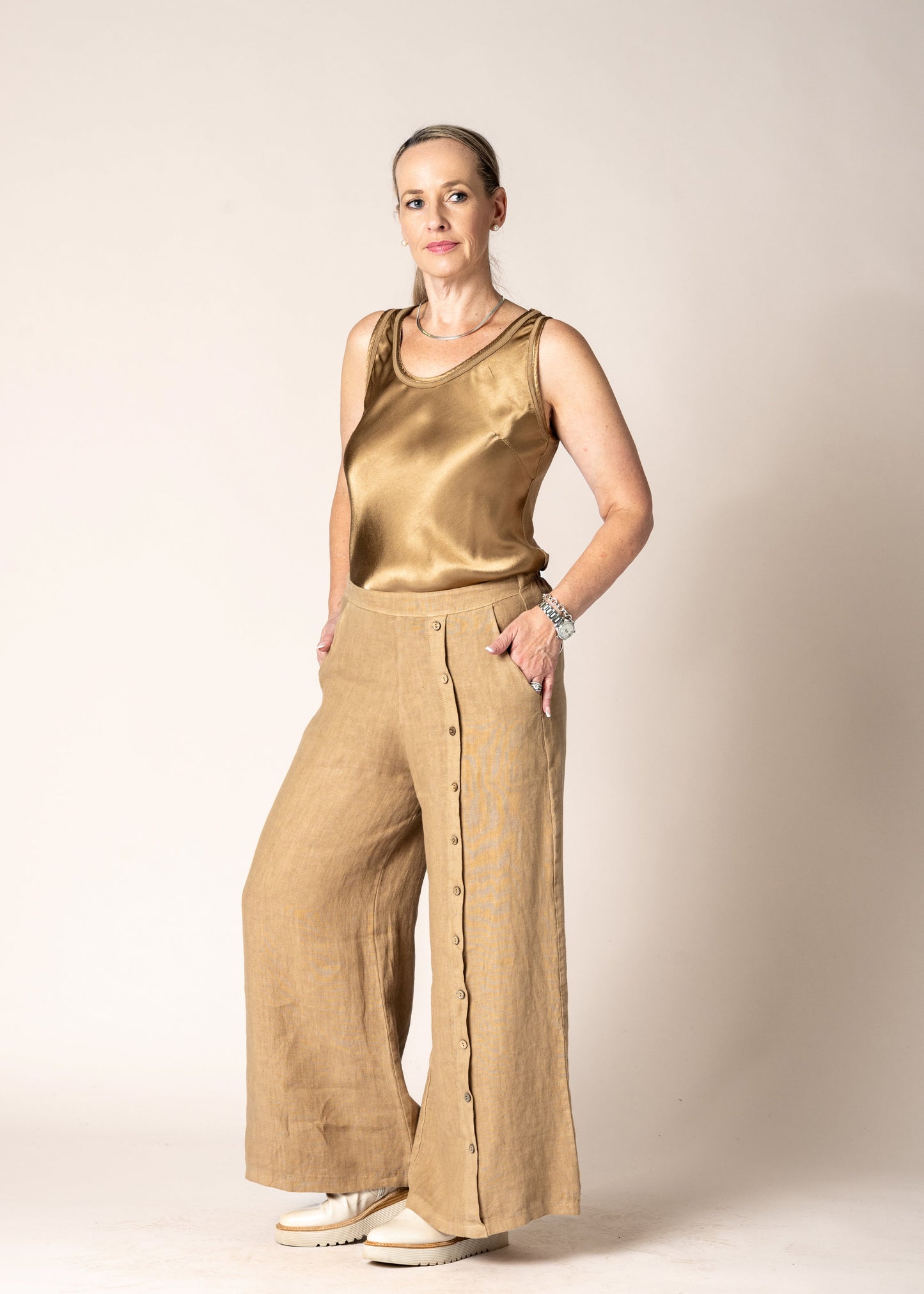 Toyah Singlet in Desert